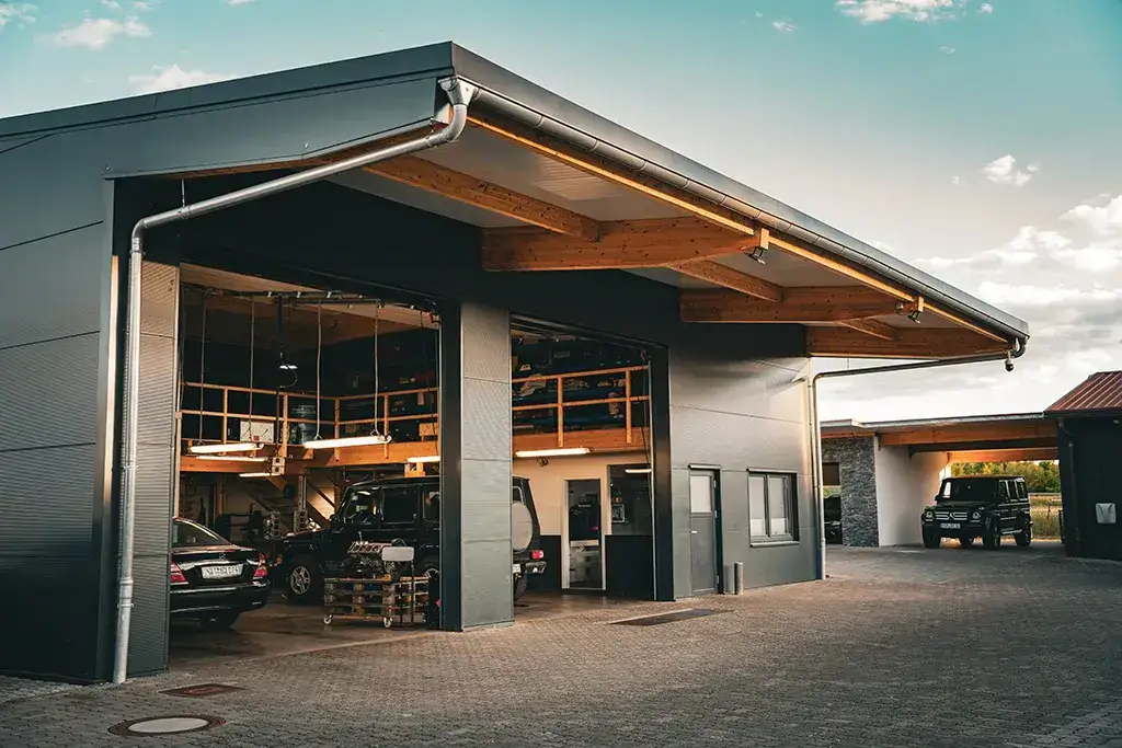 Werkstatthalle von Endres Fahrzeugtechnik mit modernen Hebebühnen und professioneller Ausstattung