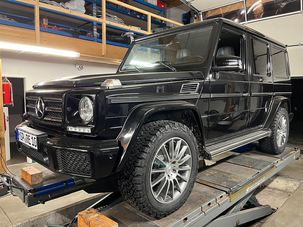 Mercedes G-Klasse in der Werkstatt von Endres Fahrzeugtechnik in Zellingen auf der Hebebühne