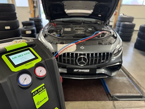 Klimaanlagenservice an Mercedes-Fahrzeug bei Endres Fahrzeugtechnik in der Werkstatt