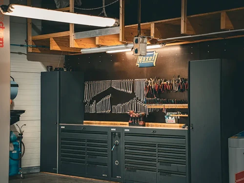 Werkbank in der Werkstatt von Endres Fahrzeugtechnik mit professionellem Werkzeug und moderner Ausstattung