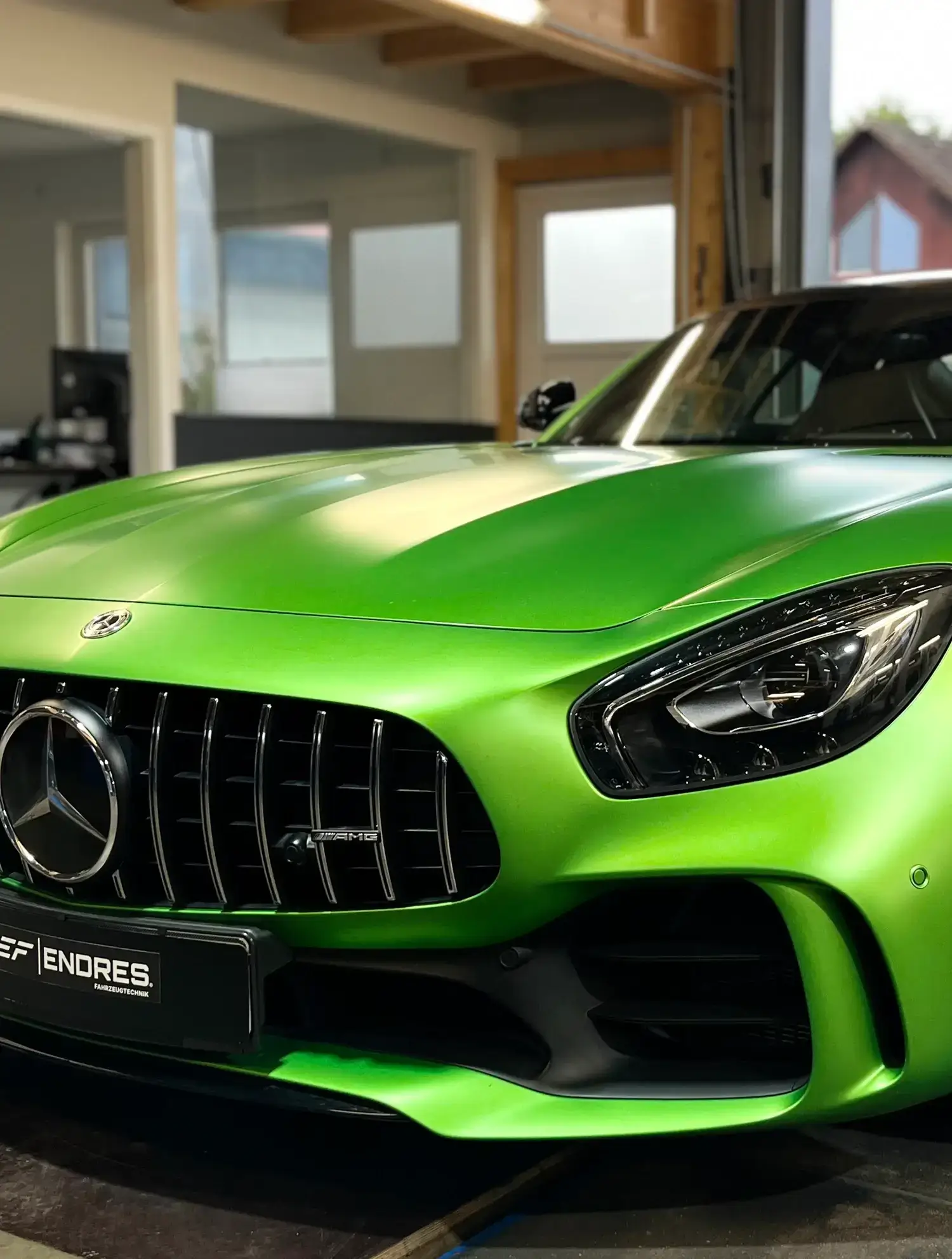 Mercedes AMG GT R in Green Hell Green bei Endres Fahrzeugtechnik in Zellingen – Sportwagen in der Werkstatt