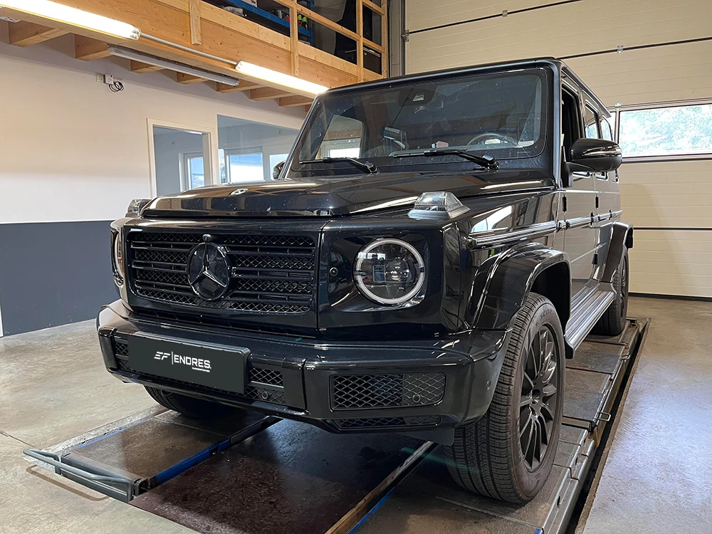 Mercedes G-Klasse auf Hebebühne - Professionelle Diagnose bei Endres Zellingen