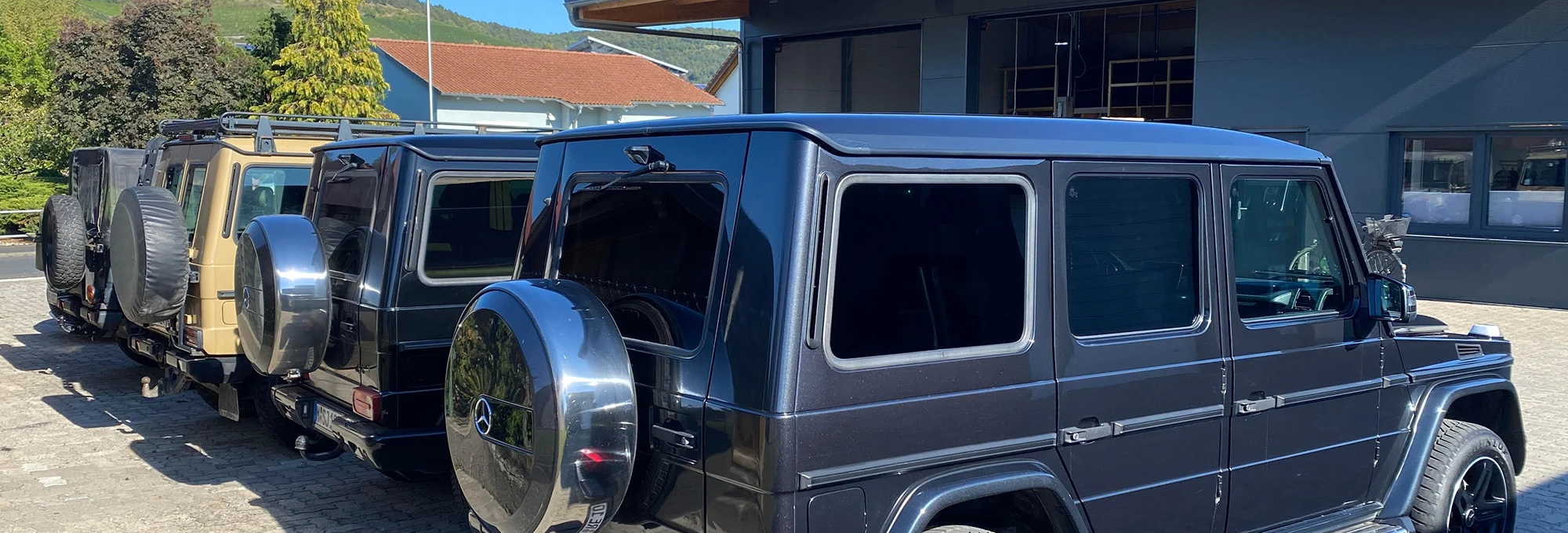 Mehrere Mercedes G-Klasse Fahrzeuge auf Transporter - Endres Fahrzeugtechnik Zellingen